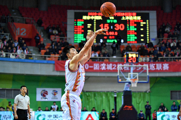 CBA常规赛直播画面，国内篮球运动员正在三分线外出手投篮