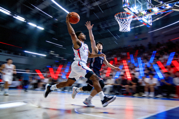 NBA季后赛直播画面，篮球运动员正在突破上篮，防守球员紧追不舍